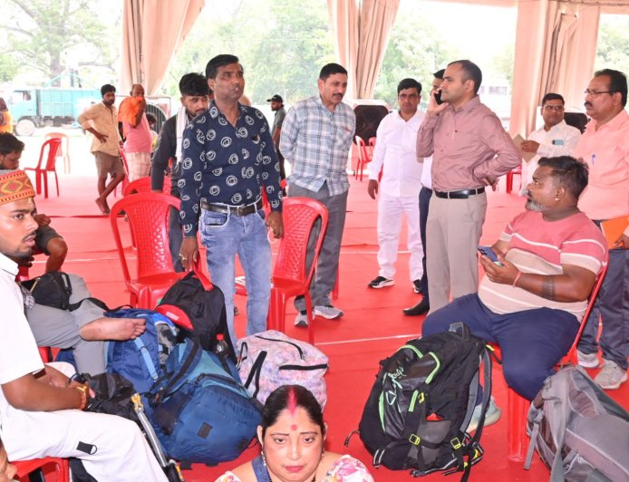 ऋषिकुल मैदान स्थित ऑफलाइन पंजीकरण केंद्र का जिलाधिकारी मयूर दीक्षित ने किया निरीक्षण, व्यवस्थाओं का लिया जायजा