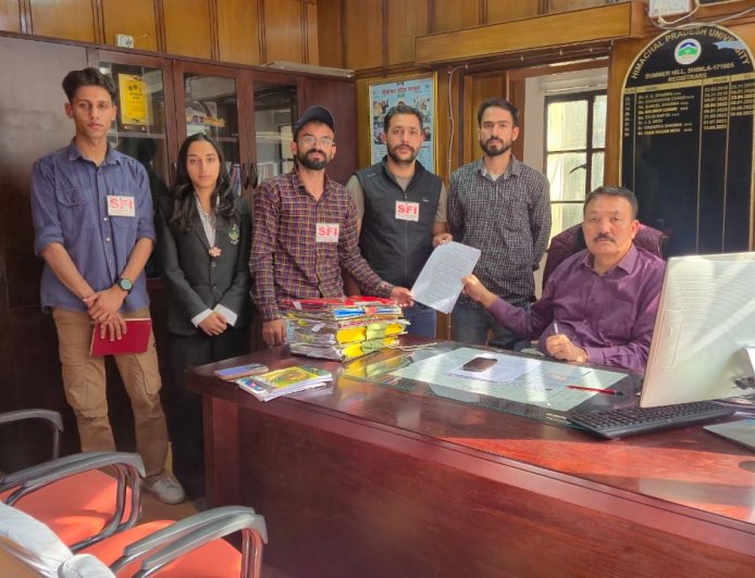 एसएफआई ने कुलसचिव को ज्ञापन के माध्यम से दिए फीस वृद्धि का विकल्प