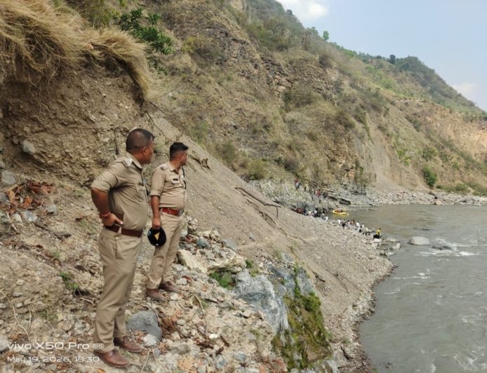 टौंस नदी में समाई बोलेरो, चालक समेत अन्य लोगों की तलाश जारी, एसडीआरएफ और पुलिस राहत एवं खोज अभियान में जुटी
