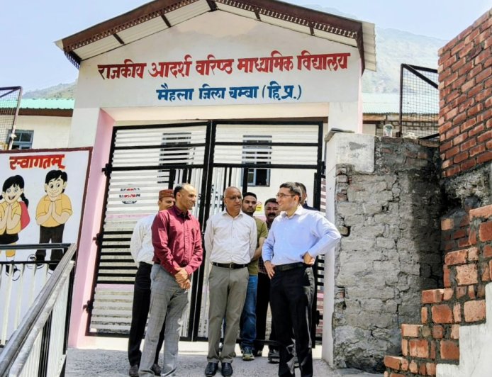 उपायुक्त एवं जिला निर्वाचन अधिकारी ने किया विकास खंड मैहला का दौरा