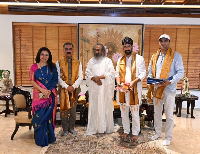 मुख्यमंत्री ने श्री श्री रविशंकर से भेंट की, प्राकृतिक खेती और बेसहारा गौवंश के संरक्षण पर हुई विस्तृत चर्चा