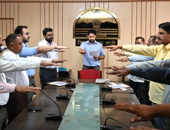 उपायुक्त अपूर्व देवगन ने अधिकारियों व कर्मचारियों को दिलाई आतंकवाद विरोधी शपथ शांति, सामाजिक सदभाव और राष्ट्रीय एकता बनाए रखने का लिया संकल्प