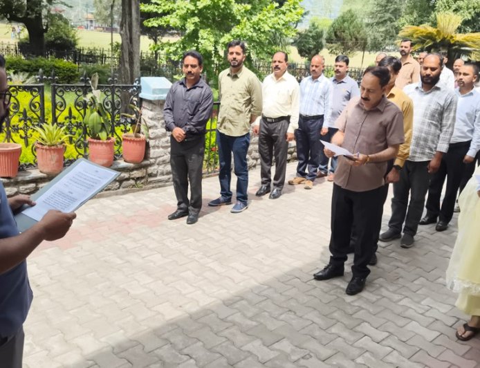 अतिरिक्त उपायुक्त अमित मैहरा ने आतंकवाद एवं हिंसा के विरुद्ध अधिकारियों एवं कर्मचारियों को दिलाई शपथ