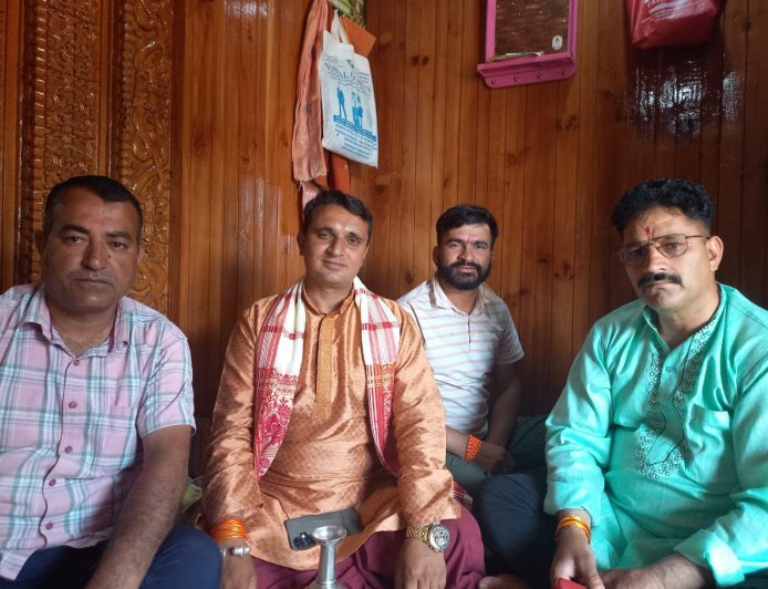 पशमी बना आस्था का केंद्र: एक वर्ष से विराजमान चालदा महासू महाराज के दर्शन को उमड़ रही भीड़