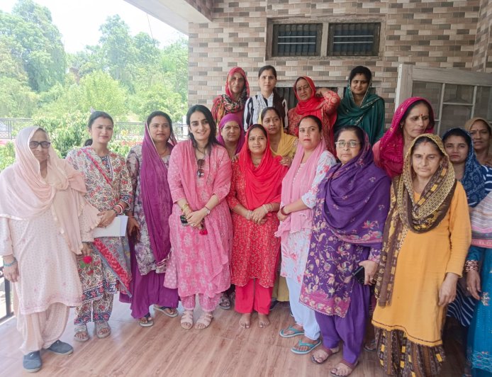 एचपीवी वैक्सीनेशन की शत-प्रतिशत कवरेज के लिए स्वयं फील्ड में उतरीं डीसी