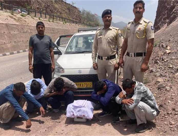 बिलासपुर में कार की डिक्की में मिली चरस की खेप, ठाणेदार सहित मंडी के 5 तस्कर गिरफ्तार