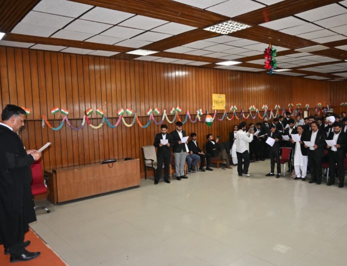महाधिवक्ता ने 60 नवप्रवेशी अधिवक्ताओं को दिलवाई शपथ