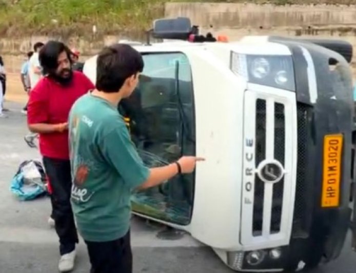मंडी-मनाली मार्ग पर पनारसा के समीप एक ट्रैवलर गाड़ी पलटी, करीब 5 लोग घायल, अस्पताल रेफर