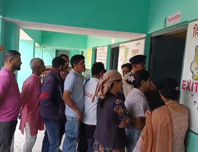 दूसरे चरण में सिरमौर की 90 पंचायतों में मतदान जारी, युवा मतदाताओं में मतदान को लेकर उत्साह