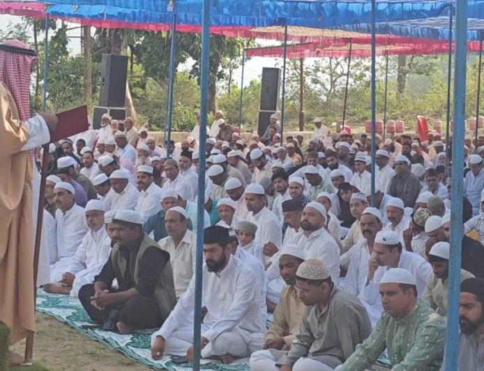 मुस्लिम समुदाय के लोगों ने ईदगाह में अदा की ईद की नमाज, मौलाना अब्दुल रऊफ ने अदा करवाई ईद की नमाज़