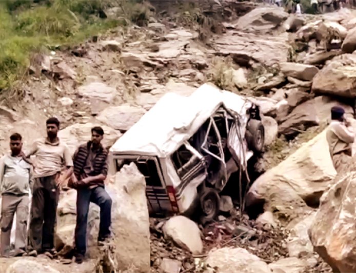 खाई में गिरा वाहन, 3 महिलाओं की मौत, 6 वर्षीय बच्चे सहित 9 घायल