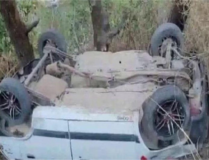 गहरी खाई में गिरी तेज रफ्तार कार, एक की मौत