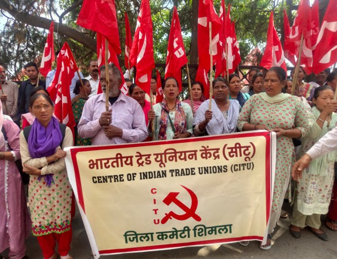 शिमला में सैहब सोसाइटी कर्मचारियों का नगर निगम के खिलाफ प्रदर्शन, 41 सफाई कर्मियों की बहाली की मांग, 5 जून से हड़ताल की चेतावनी