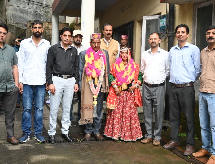 सेवानिवृत्ति पर सेवादार प्रकाश चंद को दी विदाई