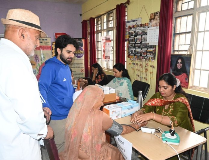 मॉडल मतदान केंद्र रंधाड़ा में स्वास्थ्य सेवाओं की अनूठी पहल, मतदान के साथ स्वास्थ्य जांच का भी मिला लाभ,