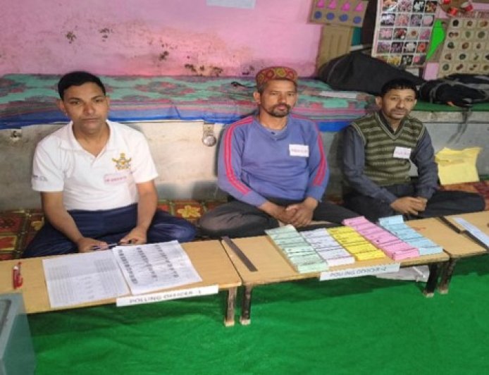 देव आज्ञा का पालन करने के लिए फर्श पर ही सजा दिया पोलिंग बूथ