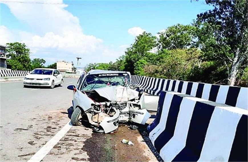 मन्नत पूरी करने जा रहे परिवार के साथ दर्दनाक हादसा, अनियंत्रित होकर डिवाइडर से टकराई कार; मां की मौत, बेटा घायल