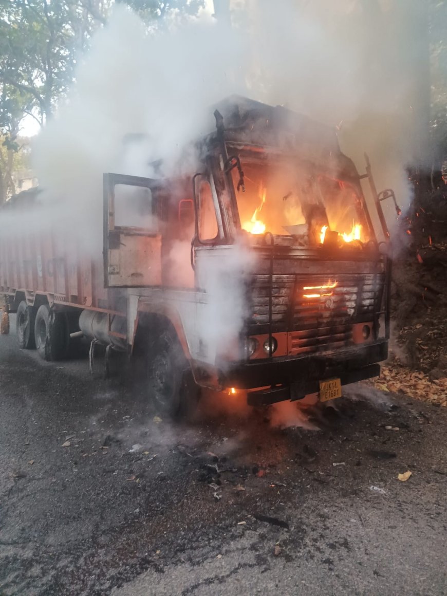 नाहन-पांवटा हाईवे पर चलते ट्रक में लगी आग, लाखों का नुकसान; दमकल विभाग ने टाला बड़ा हादसा