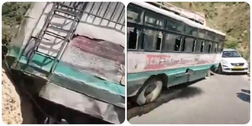 चंबा से दुलारा की ओर जा रही HRTC बस का अचानक फटा टायर, चालक की सूझबूझ से बची सवारियों की जान