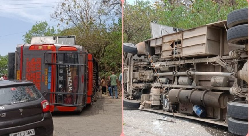 चलती बस में ड्राइवर को आया हार्ट अटैक, सड़क पर बस पलटने से कई घायल