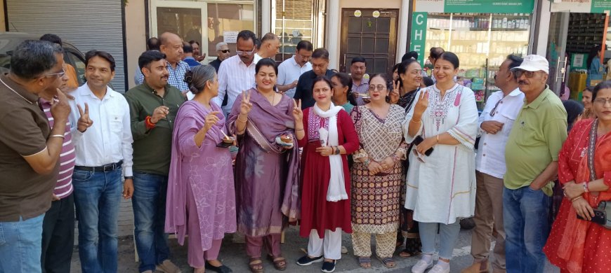 भाजपा की जीत पर नाहन में जश्न का माहौल, भाजपा कार्यकर्ताओं ने गुन्नू घाट में रसगुल्ला और झालमुड़ी बांटकर जताई खुशी