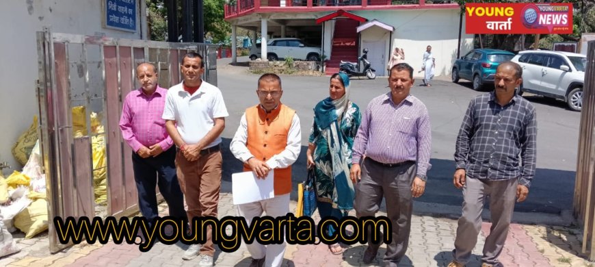 सीवरेज के पानी की समस्या को लेकर डीसी से मिला प्रतिनिधि मंडल, अपने ही घरों में मास्क लगाकर रहने को मजबूर लोग