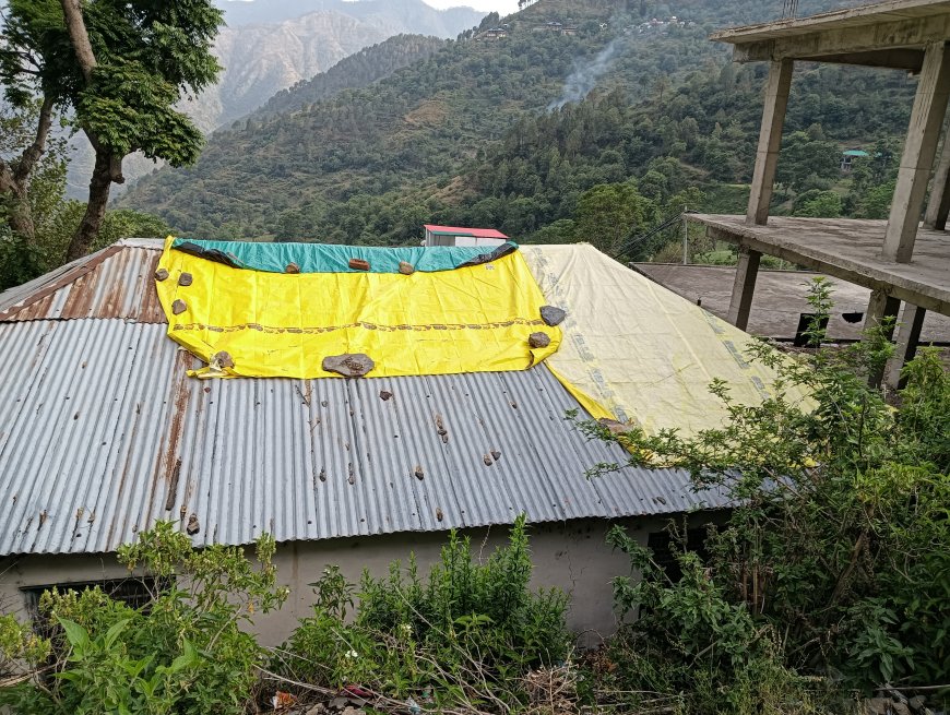 पीरन में पटवार भवन वर्षो से बहा रहा बदहाली के आंसू, असुरक्षित भवन में जान जोखिम में डाल कर कर्मचारी दे रहे सेवाएं
