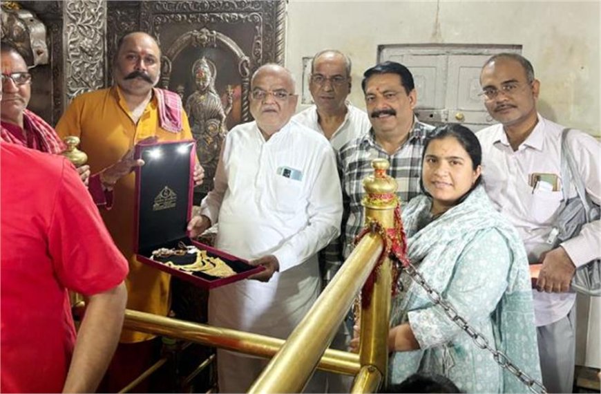 महाराष्ट्र से आए श्रद्धालु ने माता बज्रेश्वरी मंदिर में चढ़ाया 100 ग्राम सोने का हार