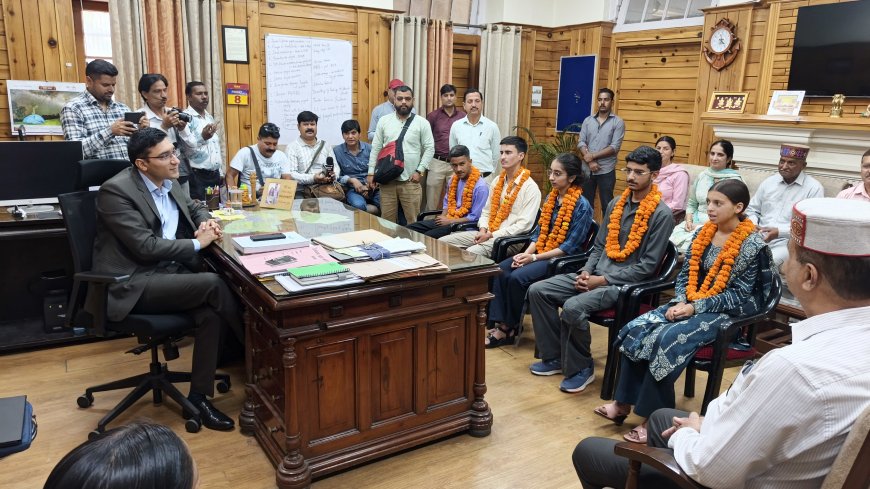 उपायुक्त मुकेश रेपसवाल ने 12वीं बोर्ड परीक्षा में मेरिट सूची में स्थान प्राप्त करने वाले मेधावी विद्यार्थियों को किया सम्मानित