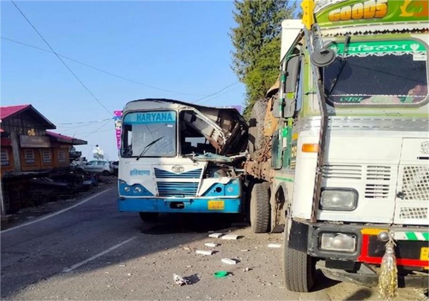सड़क किनारे खड़े ट्राले से जा भिड़ी हरियाणा रोडवेज की बस, यात्रियों में मची चीख-पुकार