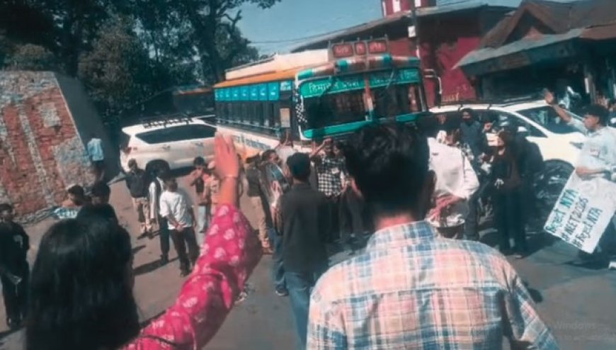 नीट यूजी पेपर लीक मामले में एसएफआई का शिमला में प्रदर्शन, समरहिल चौक पर लगाए नारे