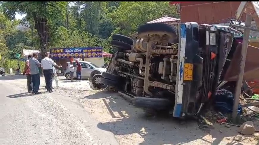 नाहन के खजुरना पुल के पास ट्रक पलटा, 4 लोग घायल