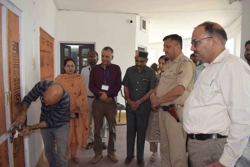 ई.वी.एम. भण्डारण कक्ष को राजनीतिक दलों के प्रतिनिधियों की उपस्थिति में खोला गया