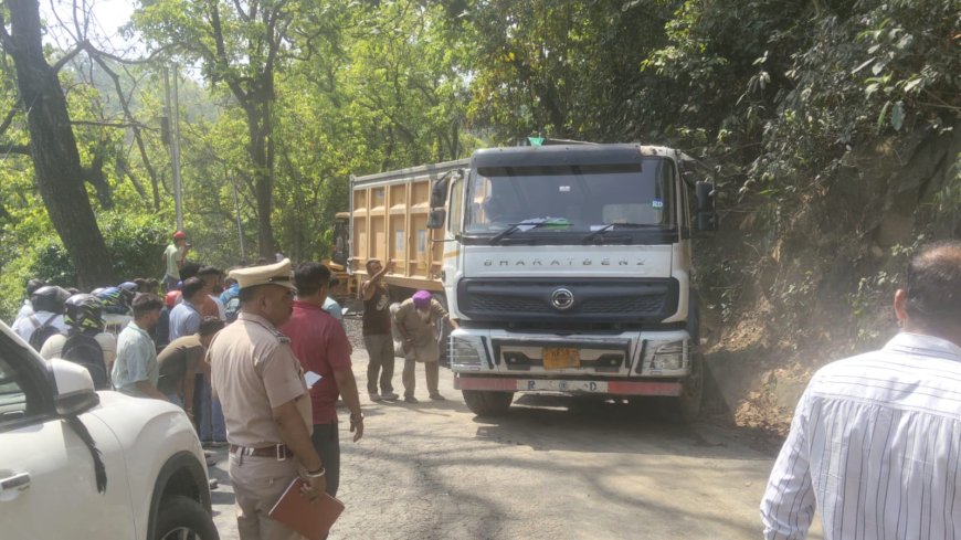 देहरादून - चंडीगढ़ एनएच पर बजरी से भरा ट्राला फंसने से लगा मीलों लंबा जाम, जेसीबी की मदद से खुला रास्ता