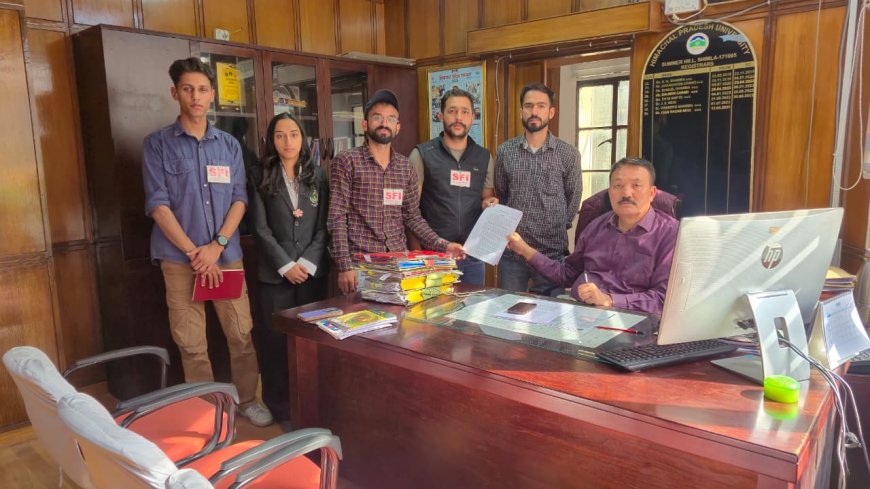 एसएफआई ने कुलसचिव को ज्ञापन के माध्यम से दिए फीस वृद्धि का विकल्प