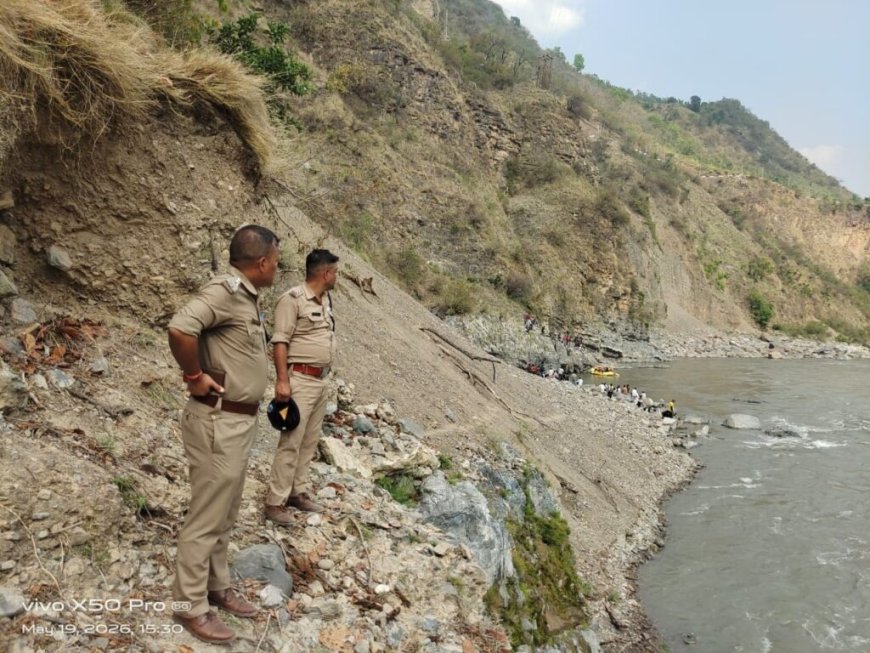 टौंस नदी में समाई बोलेरो, चालक समेत अन्य लोगों की तलाश जारी, एसडीआरएफ और पुलिस राहत एवं खोज अभियान में जुटी