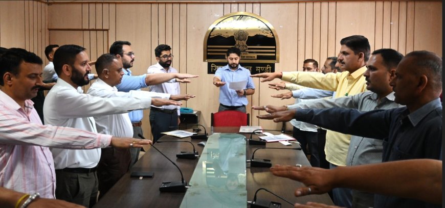 उपायुक्त अपूर्व देवगन ने अधिकारियों व कर्मचारियों को दिलाई आतंकवाद विरोधी शपथ शांति, सामाजिक सदभाव और राष्ट्रीय एकता बनाए रखने का लिया संकल्प