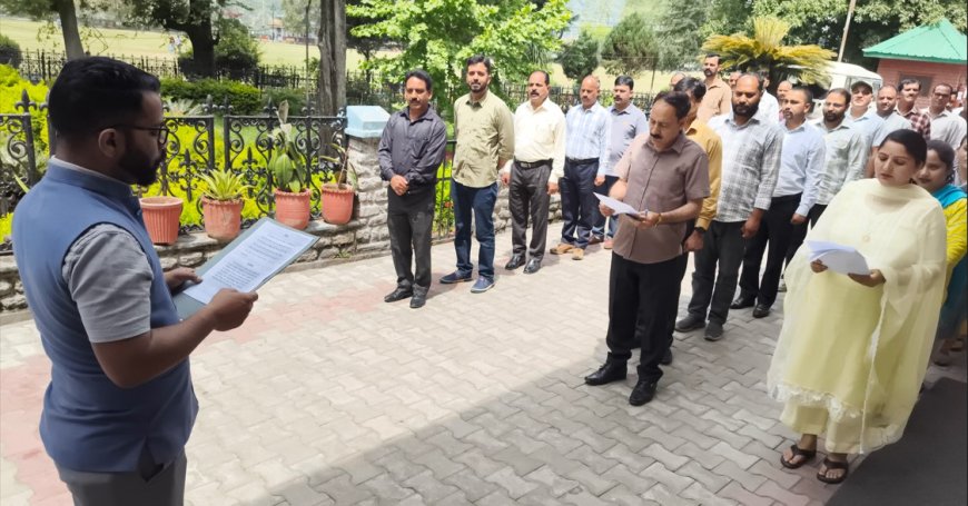अतिरिक्त उपायुक्त अमित मैहरा ने आतंकवाद एवं हिंसा के विरुद्ध अधिकारियों एवं कर्मचारियों को दिलाई शपथ