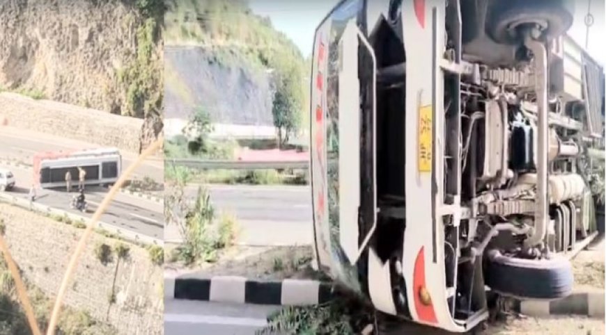 सलोगड़ा के समीप निजी बस फोरलेन पर पलटी, दो यात्रियों को आईं चोटें