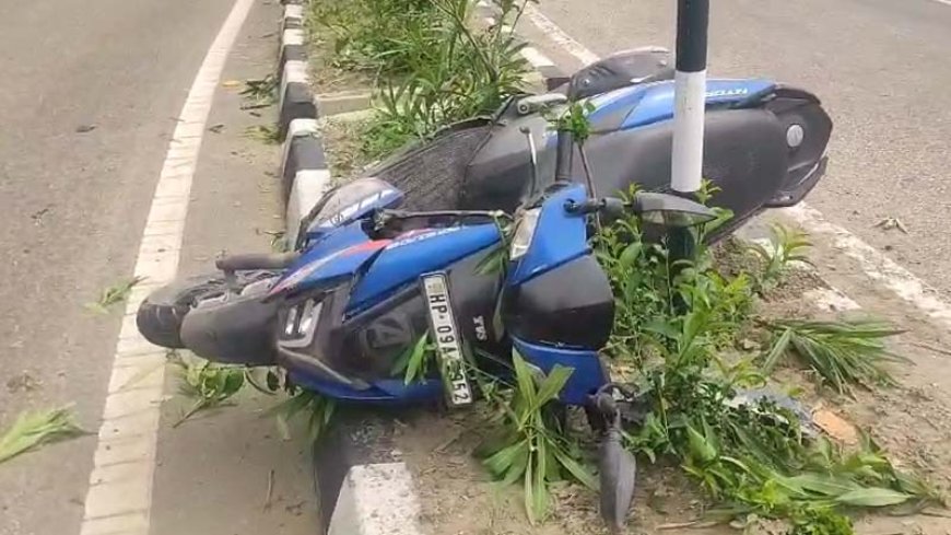 सोलन में भयानक हादसा, तेज रफ्तार स्कूटी डिवाइडर से टकराई; 21 साल के युवक की मौत