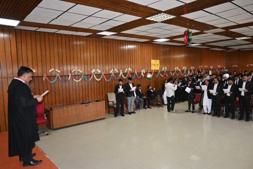 महाधिवक्ता ने 60 नवप्रवेशी अधिवक्ताओं को दिलवाई शपथ