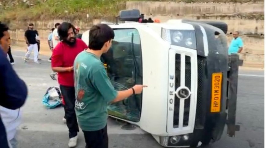 मंडी-मनाली मार्ग पर पनारसा के समीप एक ट्रैवलर गाड़ी पलटी, करीब 5 लोग घायल, अस्पताल रेफर
