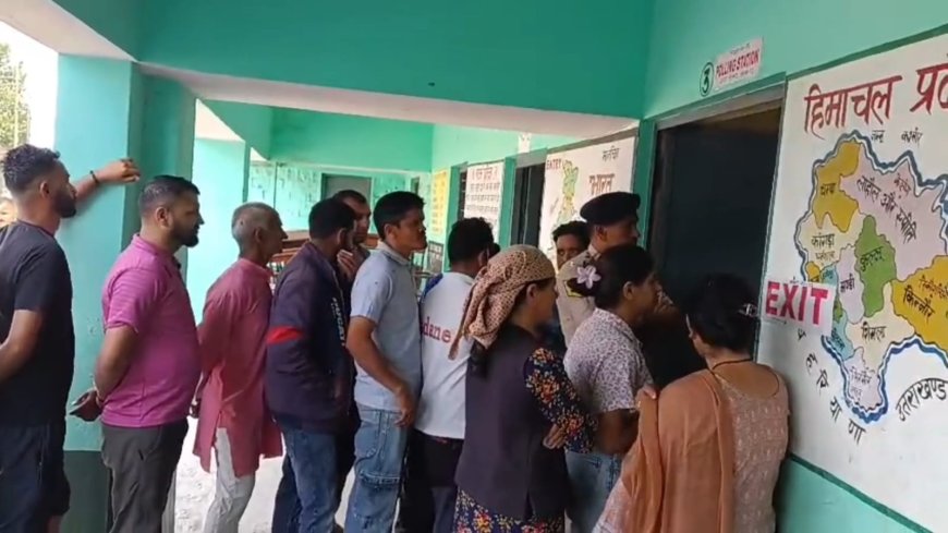 दूसरे चरण में सिरमौर की 90 पंचायतों में मतदान जारी, युवा मतदाताओं में मतदान को लेकर उत्साह