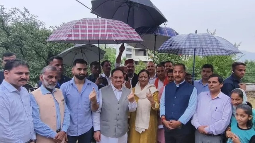 हिमाचल की 1189 पंचायतों में वोटिंग जारी, केंद्रीय मंत्री JP नड्डा ने परिवार सहित किया मतदान