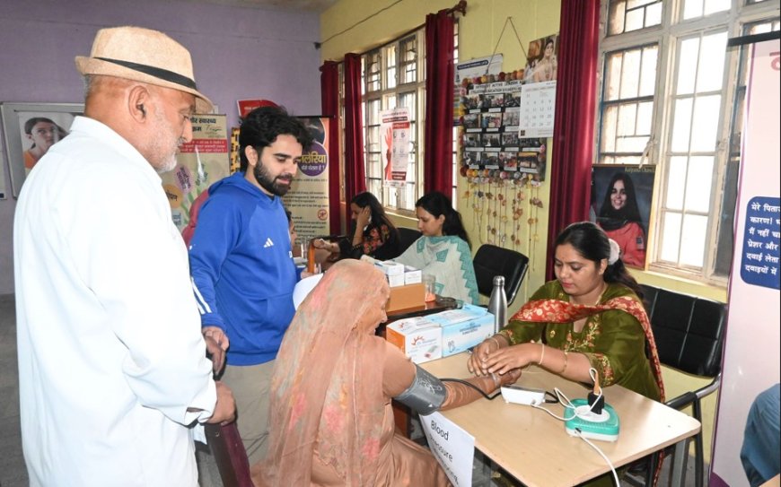 मॉडल मतदान केंद्र रंधाड़ा में स्वास्थ्य सेवाओं की अनूठी पहल, मतदान के साथ स्वास्थ्य जांच का भी मिला लाभ,