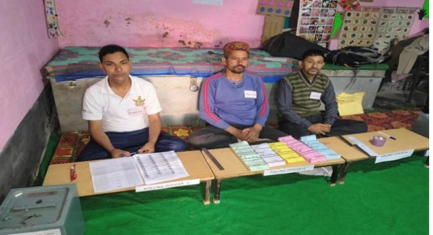 देव आज्ञा का पालन करने के लिए फर्श पर ही सजा दिया पोलिंग बूथ