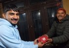 चूड़धार में ईमानदारी की मिसाल: 5 लाख के गहनों और पैसों से भरा पर्स लौटाकर सिरमौरी पुजारी ने जीता श्रद्धालुओं का दिल