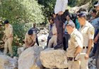 पुल के नीचे जवान बेटे का शव मिलने के बाद परिजनों ने चम्बा-तीसा मार्ग पर किया चक्का जाम