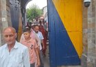 कांगड़ा के निजी स्कूल में छात्र की पिटाई का आरोप, थाने के बाहर फूटा परिजनों का गुस्सा