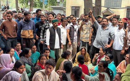 बिना एजेंट मत पेटी खोलने पर भड़के निर्दलीय चौबे राम, समर्थकों के साथ किया DC ऑफिस का घेराव